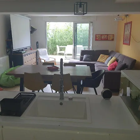 בית אירוח Jolie Parentale, Et Salle D'eau, Avec Son Coin De Verdure A 5 Minutes A Pied Du Centre